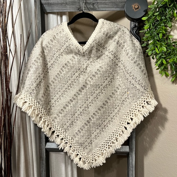 NWOT WOOL w/KNIT TASSELS PONCHO/SHAWL - Picture 5 of 8